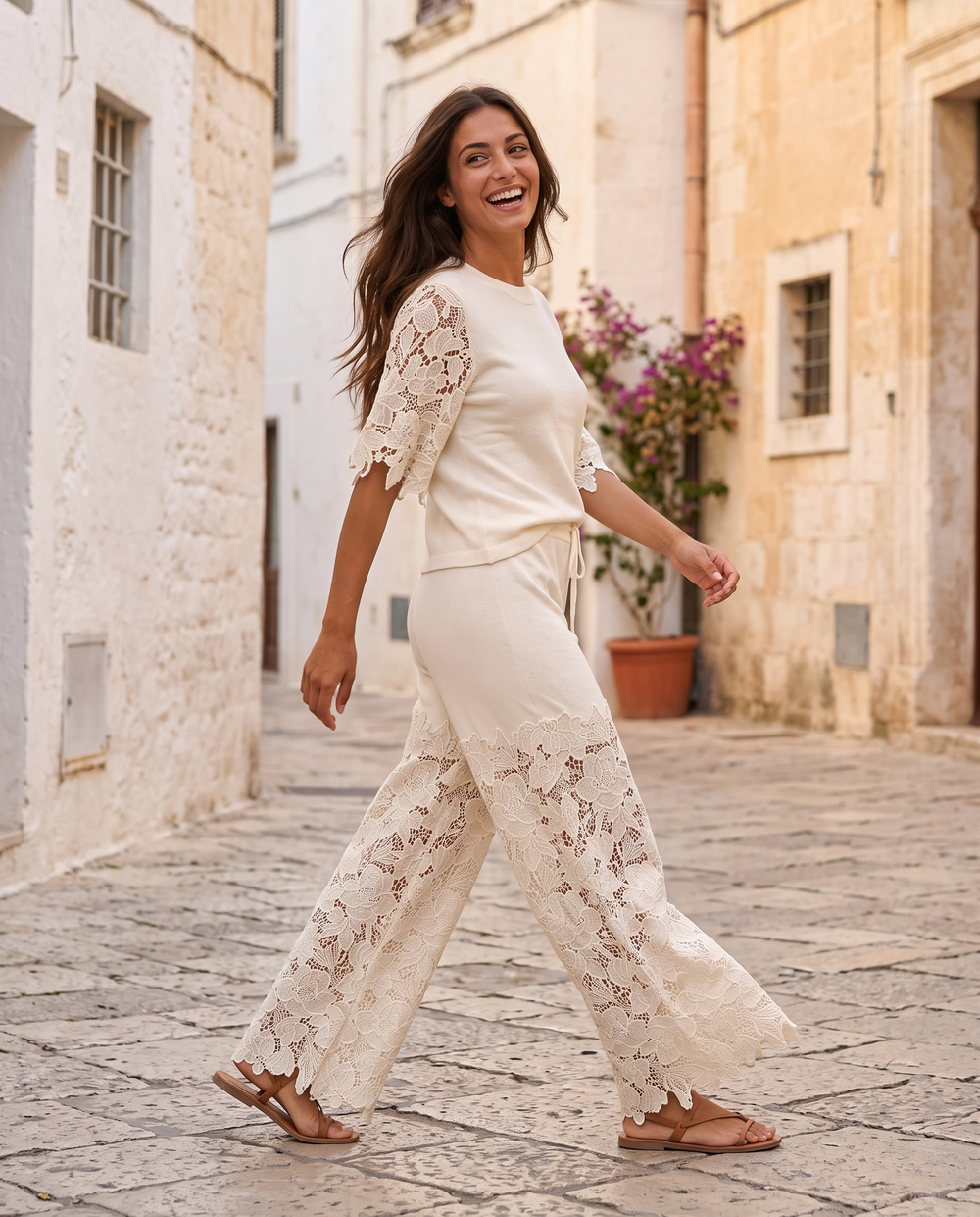 Completo Aurora in movimento: il pizzo macramè del pantalone palazzo si apre camminando, immagine 2 di 6